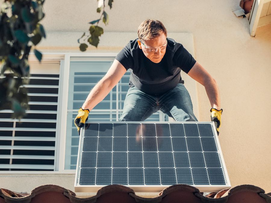 Que peut alimenter un panneau solaire de 2000 W au quotidien ?