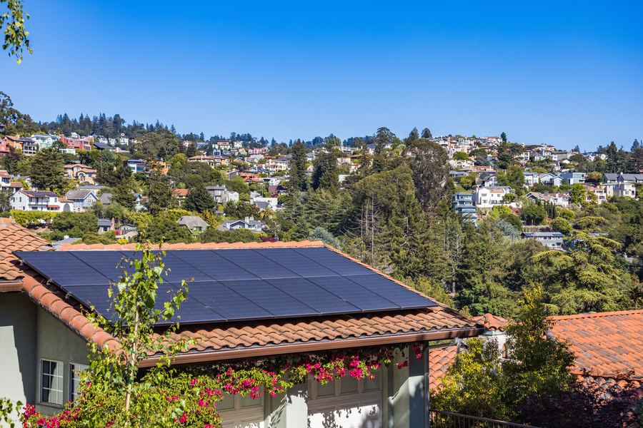 Combien de panneaux solaires faut-il pour produire 10 000 kWh par an ?