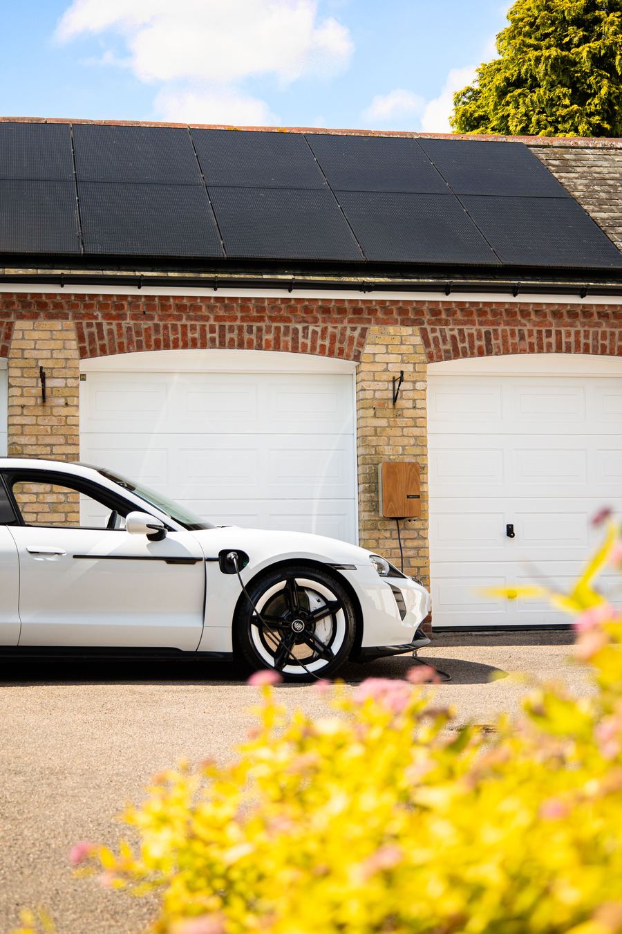 Comment recharger une voiture électrique avec des panneaux solaires ?